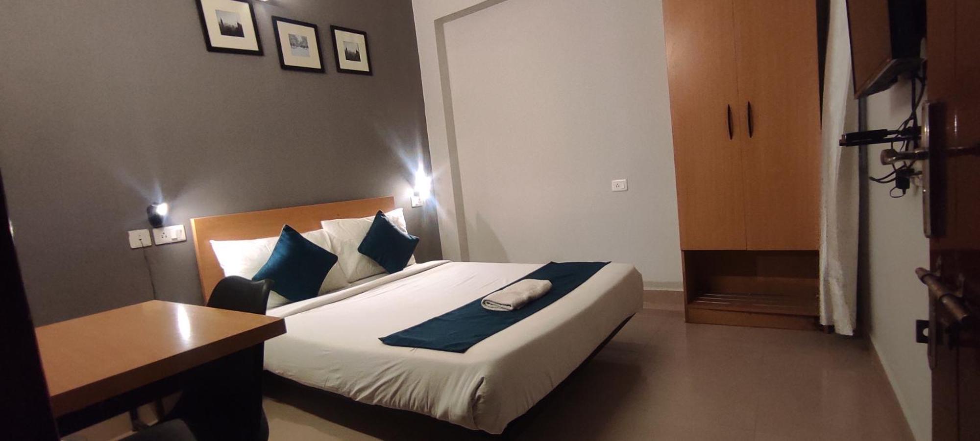 Crayons Hotel Chennai Exterior photo
