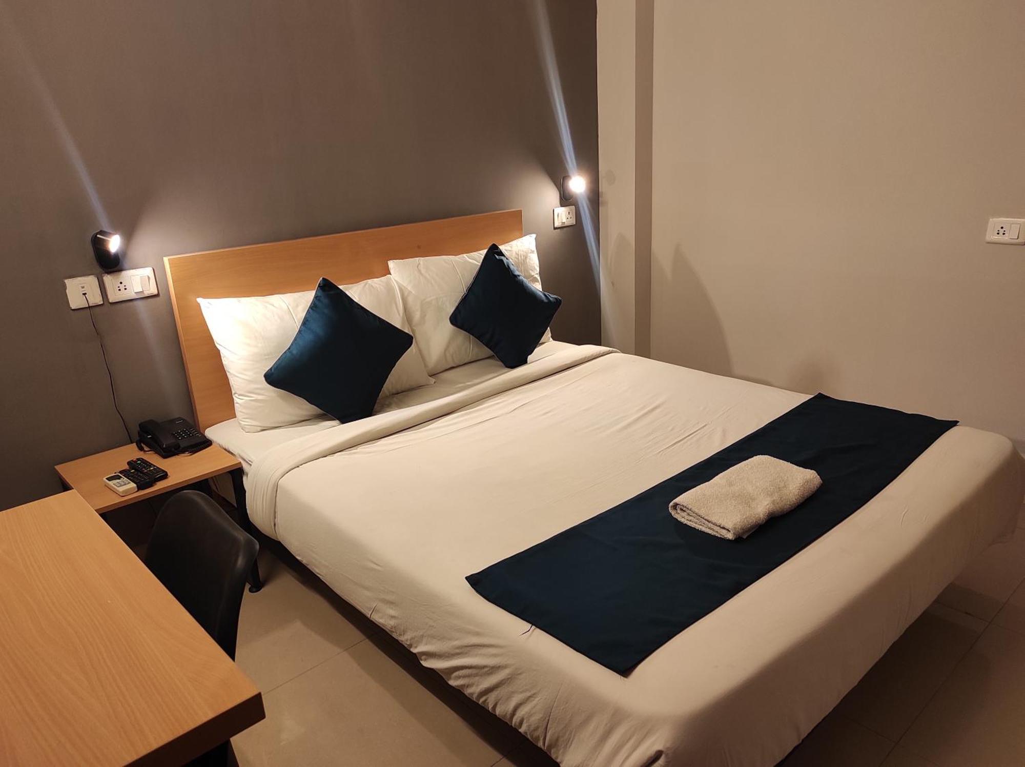 Crayons Hotel Chennai Room photo